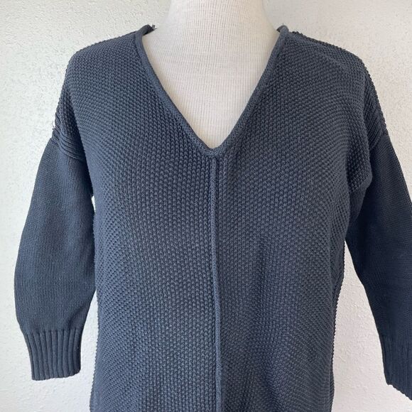 American Eagle V-Neck Sweater Size XS EUC - Picture 2 of 6